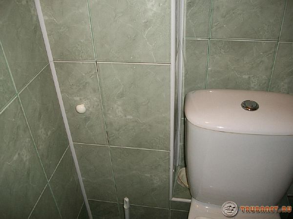 Фото: закрыть канализацию в ванной комнате панелями из пластика