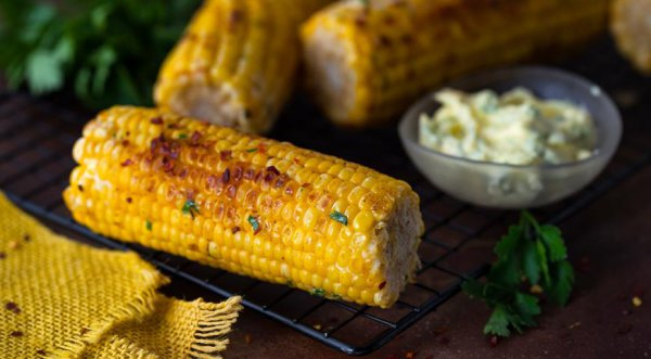 Кукуруза, приправленная маслом с травами — как вкусно приготовить