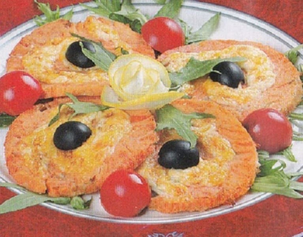 Рулеты из семги с сыром, маслинами и яйцом «Рыбий глаз» — вкусный рецепт