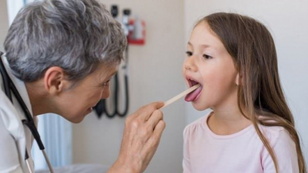 Дети с удаленными миндалинами чаще страдают от астмы и пневмонии