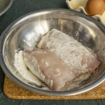 Котлеты из филе грудки с начинкой из пармезана &mdash; вкусный рецепт