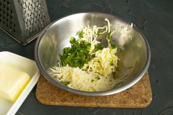 Котлеты из филе грудки с начинкой из пармезана &mdash; вкусный рецепт