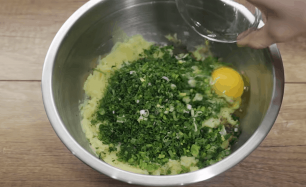 Картофельный лаваш с зеленью &mdash; подробный рецепт