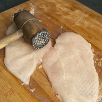 Котлеты из филе грудки с начинкой из пармезана &mdash; вкусный рецепт