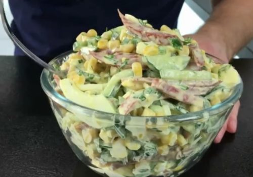 Салат &laquo;Ярославский&raquo; с колбасой, огурцами и кукурузой &mdash; вкусный рецепт