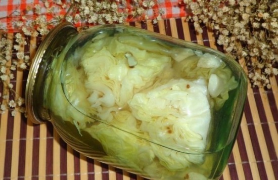 Хрустящая и аппетитная капуста кусочками в банке