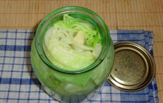Хрустящая и аппетитная капуста кусочками в банке