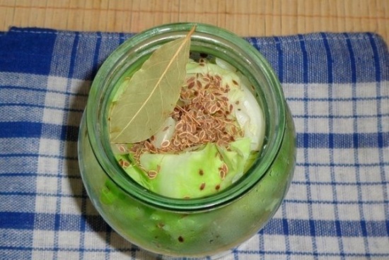 Хрустящая и аппетитная капуста кусочками в банке