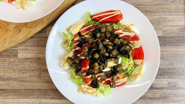 Теплый салат из баклажанов &mdash; вкусный рецепт