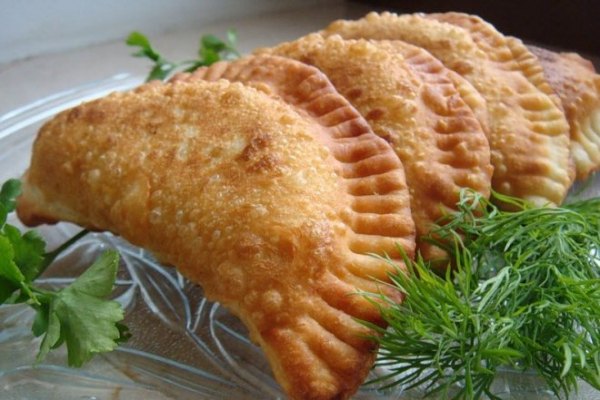 Тесто для чебуреков на минералке &mdash; вкусный рецепт