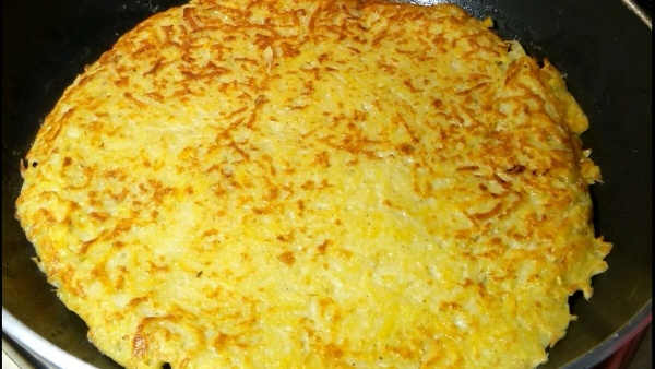 Пицца на картофельной основе на сковороде &mdash; вкусный рецепт