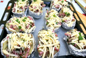 Фаршированная картошка с грибами, колбасой и сыром — вкусный рецепт