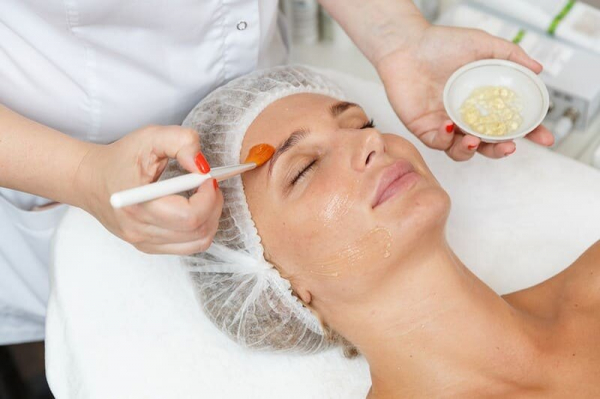 Как подготовиться к процедуре пилинга лица у косметолога